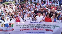 Sekjen PDIP, Hasto Kristiyanto mengajak ibu-ibu di Bandung memenangkan pasangan capres-cawapres nomor urut 01, Jokowi-Ma'ruf. (Liputan6.com/Ratu Annissa)