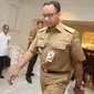 Gubernur DKI Jakarta Anies Baswedan saat tiba untuk menyampaikan pidato dalam acara Pengarahan Gubernur dan Wakil Gubernur kepada walikota/bupati, camat dan lurah di Balai Kota DKI Jakarta, Senin (13/11). (Liputan6.com/Immanuel Antonius)