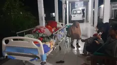 Warga berlindung di luar ruangan rumah sakit setelah gempa mengguncang Desa Muara Sikabaluan, Pulau Siberut, Kabupaten Kepulauan Mentawai, Provinsi Sumatra Barat, Selasa (25/4/2023) dini hari. Badan Meteorologi Klimatologi dan Geofisika (BMKG) memutakhirkan kekuatan gempa Kepulauan Mentawai yang sebelumnya magnitudo 7,3 menjadi magnitudo 6,9. (BAMBANG SAGURUNG/AFP)