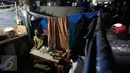 Warga beristirahat di rumah semi permanen di pemukiman kolong jalan tol Ir Wiyoto Wiyono, Penjaringan, Jakarta, Minggu (13/3). Pemprov DKI berencana menggusur sebanyak delapan Rukun Warga (RW) yang menghuni kolong tol tersebut (Liputan6.com/Faizal Fanani)