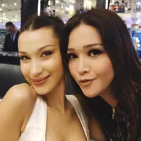 Maia Estianty dan Bella Hadid. (Foto: instagram.com/maiaestiantyreal)