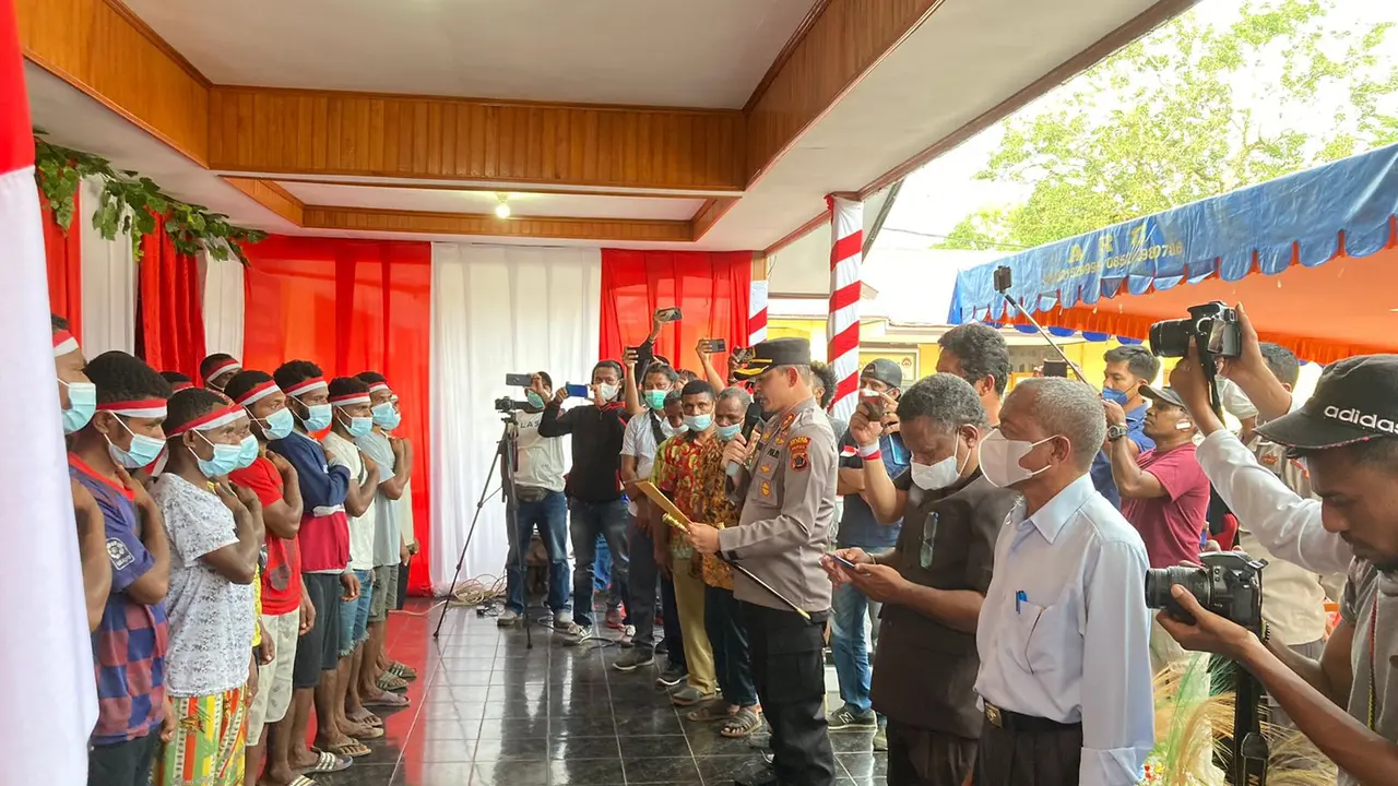 Anggota KKB di Kampung Ambaidiru, Yapen, Papua menyerahkan diri