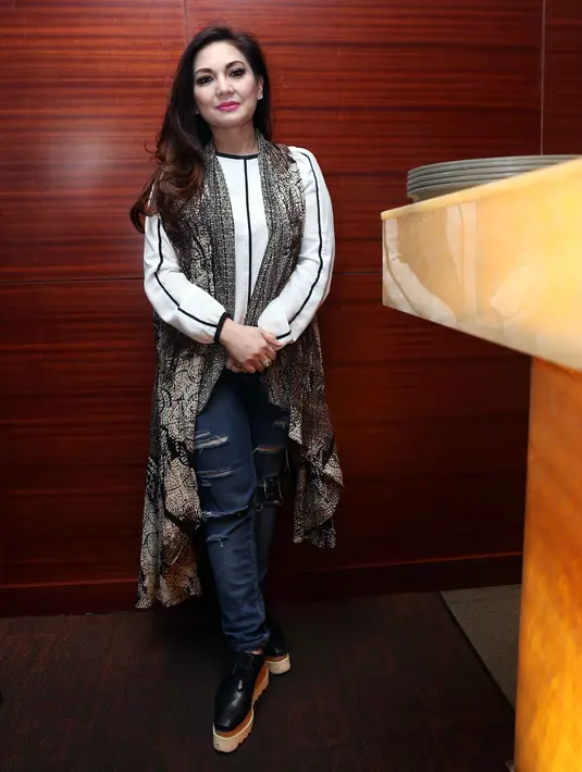 "Kaget nggak kaget. Orangtua mana pun pasti nggak ada yang suka. Yang mengalaminya juga pasti nggak mau. Pasti maunya bahagia, tapi keadaan berkata lain," ungkap Nia. (Nurwahyunan/Bintang.com)