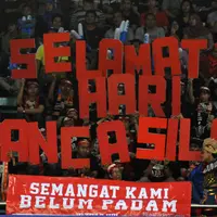 Suporter tim bulutangkis Indonesia membentangkan tulisan Selamat Hari Pancasila saat menyaksikan laga BCA Indonesia Open 2016 di Istora Senayan Jakarta, Rabu (1/6/2016). (Liputan6.com/Helmi Fithriansyah)