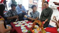 Kegiatan menghias kue di Bandara Juanda, Sidoarjo, Jawa Timur. (Foto: Liputan6.com/Dian Kurniawan)