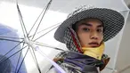 Seorang model mengenakan rancangan desainer Raf Simons dalam acara Men’s Fashion Week di New York, Selasa (11/7). Raf Simons mengusung tema ‘spring’ untuk Men’s Fashion Week kali ini. (AP/Frank Franklin)