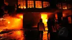 Sebuah pabrik alumunium foil di kawasan Daan Mogot dilalap si jago merah, Selasa (27/05/14) (Liputan6.com/Faisal R Syam)