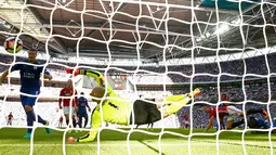 Kiper Leicester City, Kasper Schmeichel gagal mengahalau tandukan striker MU, Zlatan Ibrahimovic di Piala Community Shield di stadion Wembley, London, Inggris, (1/8). Ini  merupakan trofi pertama Ibrahimovic berseragam MU. (Reuters/Eddie Keogh)