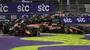 Pembalap McLaren, Oscar Piastri (kanan) berduel dengan pembalap Red Bull, Max Verstappen saat Formula 1 GP Arab Saudi yang berlangsung di Sirkuit Jeddah Corniche, Arab Saudi, Minggu (20/04/2025) waktu setempat. (AFP/Gabriel Bouys)