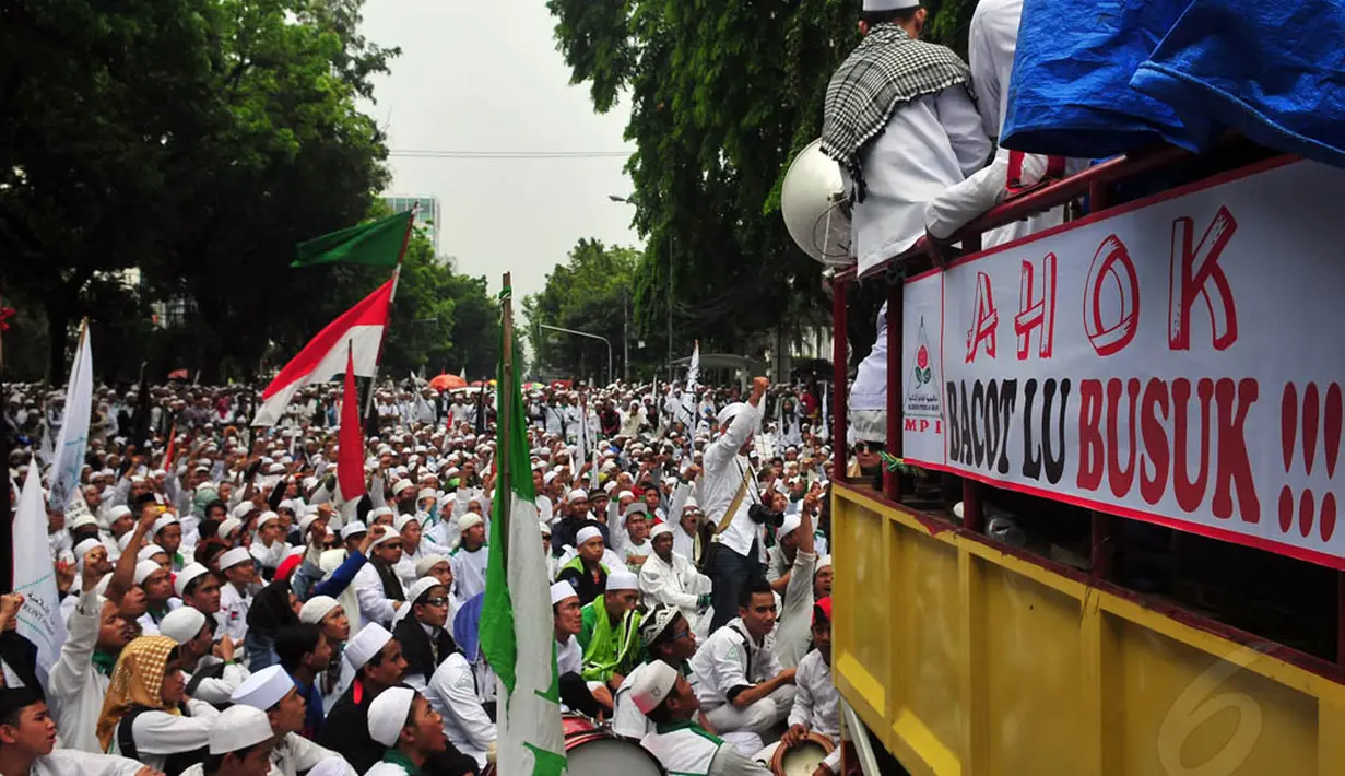 Di depan Gedung DPRD DKI Jakarta, ribuan pendemo dari FPI berkumpul menolak Ahok menjadi Gubernur, Senin (10/11/2014). (Liputan6.com/Johan Tallo) 
