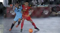 Pemain Merah Jaya berebut bola dengan pemain Spirit F4C pada Super Soccer Futsal Battle di Lapangan Blok S, Jakarta, Sabtu (15/9/2018). Sebanyak 32 tim yang berlaga merupakan tim yang lolos dari babak eliminasi. (Bola.com/M Iqbal Ichsan)