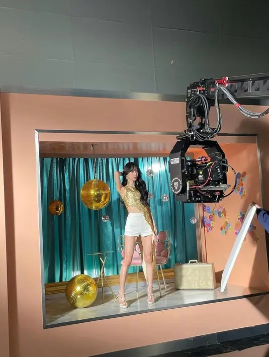 Selain hitam dan putih, SeolA WJSN juga tampak cantik mengenakan crop top emas yang dipadunya dengan short putih. Mana tampilan SeolA WJSN yang jadi favoritmu, Sahabat FIMELA? Foto: Instagram @seola_s.