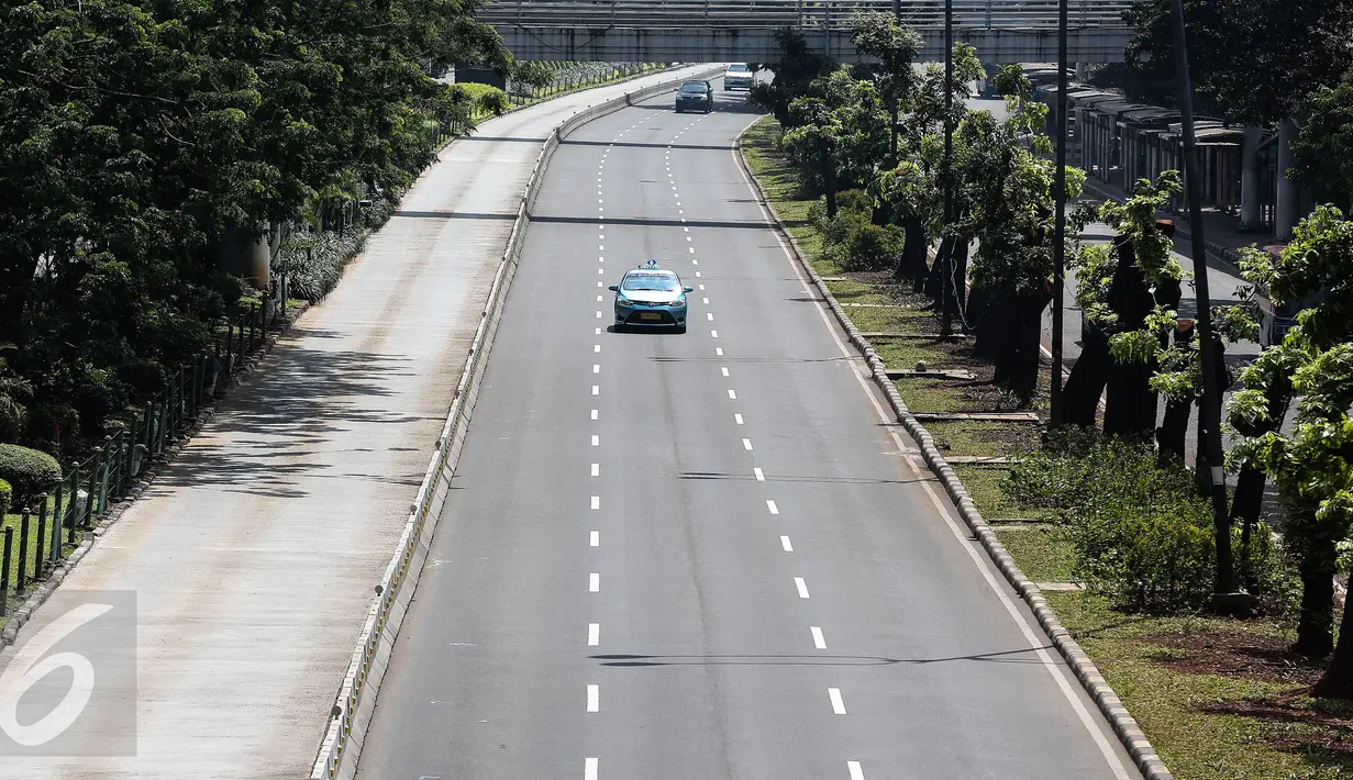 Suasana lalu lintas yang lengang di jalan protokol kawasan Jalan Sudirman, Jakarta, Selasa (6/7). Hampir semua jalan di Ibu Kota lengang saat sebagian besar warga mudik untuk merayakan Lebaran di kampung halaman. (Liputan6.com/Faizal Fanani)