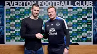 Morgan Schneiderlin (kiri) resmi pindah dari Manchester United ke Everton pada Kamis (12/1/2017). (dok. Everton FC)
