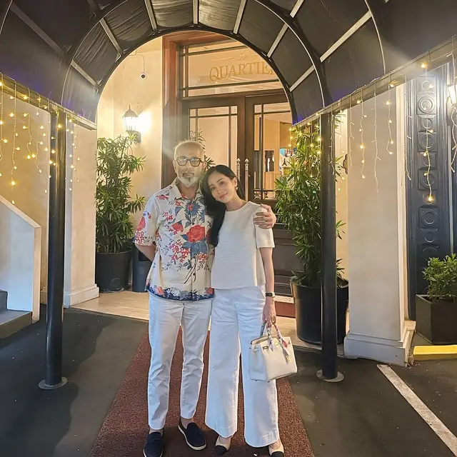 Gaya Serasi Bunga Zainal Rayakan Ulang Tahun Bareng Suami, Tampil Serba Putih dengan Tas Hermes dan Heels Chanel Rp18jutaan