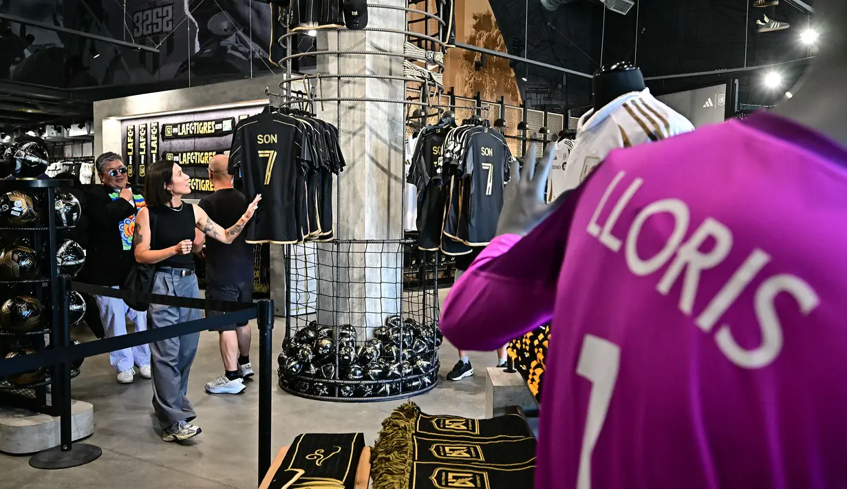 Seorang fans Los Angeles FC tengah melihat jersey pemain baru mereka, Son Heung-min di toko ofisial yang terletak di BMO Stadium, Los Angeles, Amerika, Rabu (06/08/2025). (AFP/Frederic J. Brown)