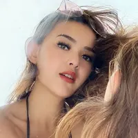 Selama masa karantina ini berbagai tantangan bermunculan di Instagram. Salah satunya Mirror Challenge yakni berfoto di depan cermin. Tantangan tersebut juga diikuti oleh Amanda Manopo. Pemotretannya di depan cermin ini tampak begitu memesona. (Liputan6.com/G/@amandamanopo)