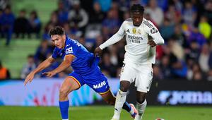 Pemain Getafe, Mario Martin (kiri), dan pemain Real Madrid, Eduardo Camavinga, berebut bola dalam pertandingan La Liga antara Getafe&nbsp;vs Real Madrid, 19 Oktober 2025. (AP Photo/Manu Fernandez)