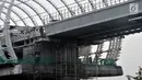 Aktivitas pekerja menyelesaikan proyek LRT Jabodebek di kawasan Cibubur, Jakarta, Senin (18/2). PT KAI menetapkan tarif LRT Jakarta-Bogor-Depok-Bekasi (Jabodebek) sebesar Rp 12.000 untuk sekali jalan. (Merdeka.com/Iqbal S. Nugroho)