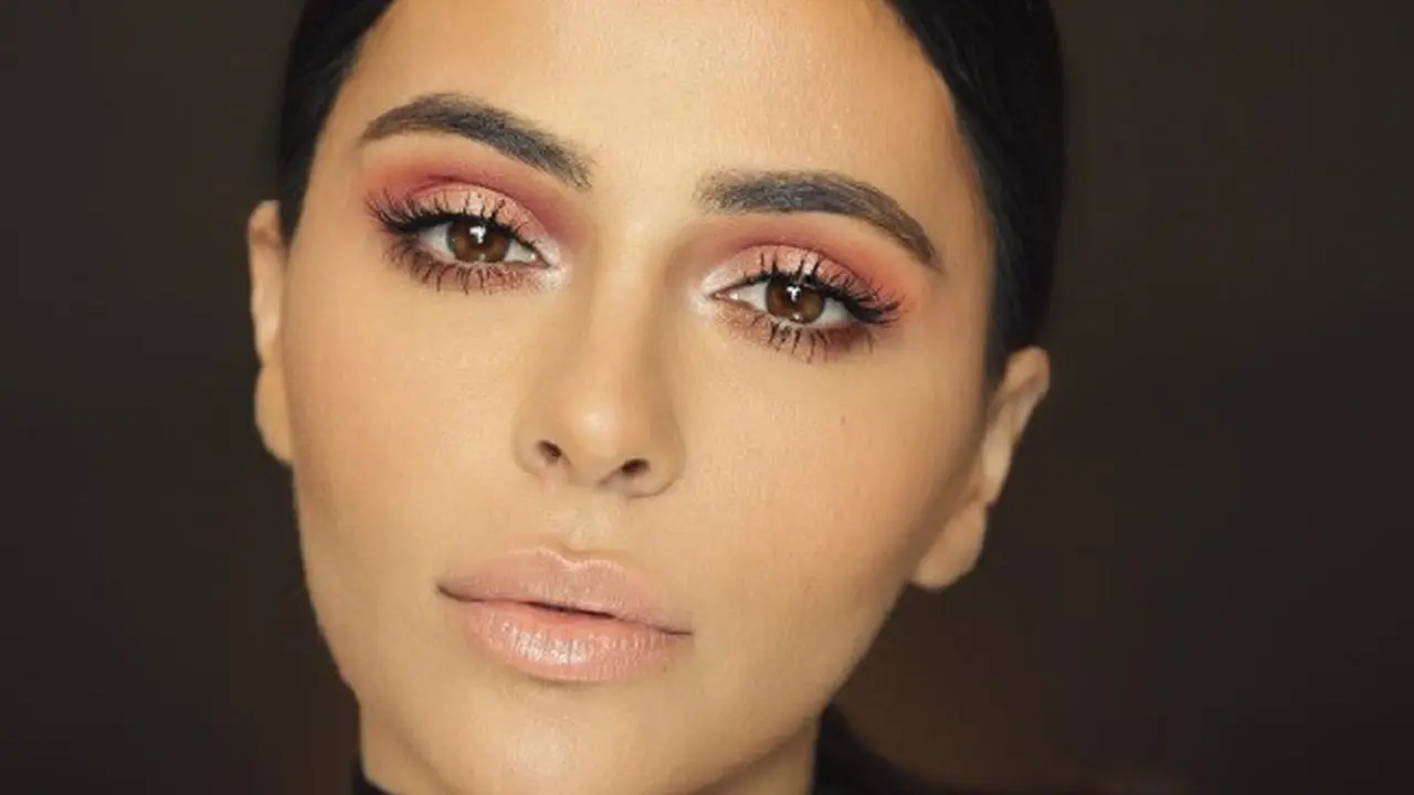 Tips Tepat Aplikasikan Eyeshadow untuk Bikin Mata Lebih Besar