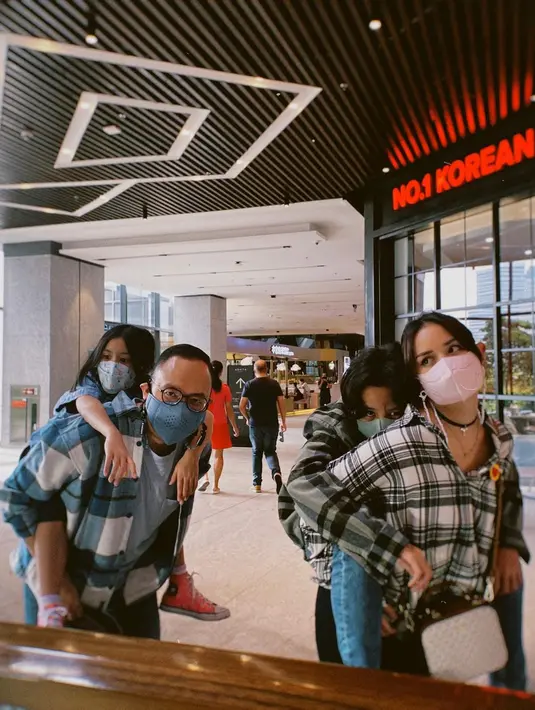 Sementara, putri bungsu Joanna Alexandra, Zozo, menikmati gendongan dari pamannya yang berjalan di belakang Zeraiah. (Foto: Instagram/@joannaalexandra)