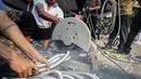 Kementerian Perdagangan memusnahkan ribuan selang karet elpiji yang tidak sesuai SNI di Lapangan Parkir Gedung Kementerian Perdagangan, Jakarta, Jumat (22/5/2015). Pemusnahan dilakukan dengan cara dicacah dan dibakar. (Liputan6.com/Faizal Fanani)