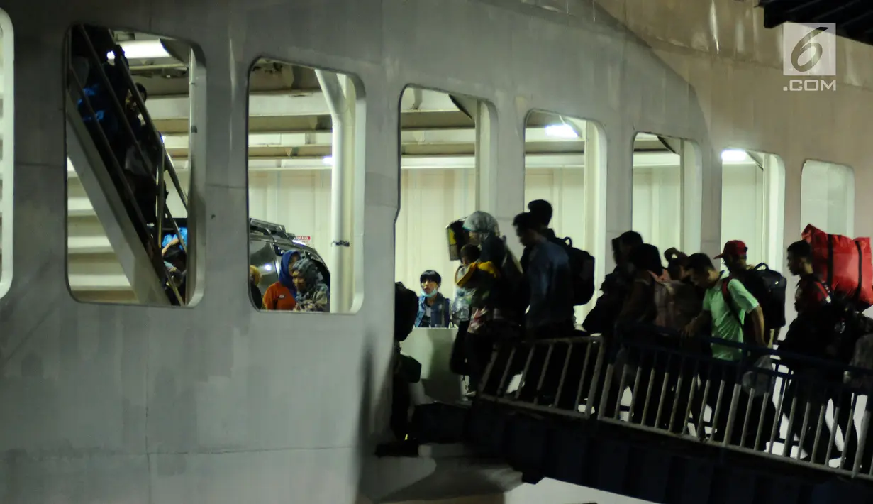 Sejumlah pemudik masuk ke dalam kapal penyeberangan di Dermaga I Pelabuhan Merak, Banten, Kamis (22/6). Dini hari, ribuan pemudik menyeberang dari Pelabuhan Merak menuju Bakauheni, Lampung. (Liputan6.com/Helmi Fithriansyah)