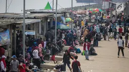 Wisatawan yang akan berlibur menuju Kepulauan Seribu  memadati Pelabuhan Kali Adem, Muara Angke, Jakarta, Sabtu (8/6/2019). Beberapa pulau di wilayah Kepulauan Seribu menjadi pilihan favorit banyak warga Ibu Kota dan sekitarnya yang memanfaatkan momen liburan Lebaran. (Liputan6.com/Faizal Fanani)