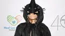 <p>Paris Jackson menghadiri Pesta Halloween "Thriller Night" yang diselenggarakan oleh Prince Michael Jackson di Jackson Family Home, Encino, California, Amerika Serikat, 28 Oktober 2022. Aktris "American Horror Stories" itu mengenakan sarung tangan kulit hitam yang dilengkapi dengan cakar tajam di setiap ujung jari yang menutupi lengan bawah dan tangannya ke atas. (Kevin Winter/Getty Images/AFP)</p>