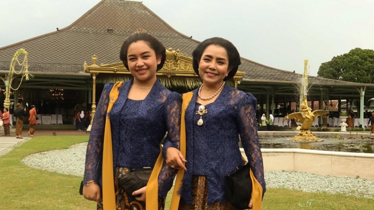 6 Potret Mayangsari dan Khirani Trihatmodjo Kompak Pakai Kebaya Biru di Acara Solo