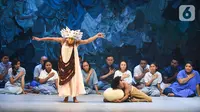 Pemain mempertunjukkan teater yang menggabungkan film, dance, dan lagu berjudul Planet Sebuah Lament di Teater Jakarta, TIM, Jakarta, Kamis (16/1/2020). Pertunjukkan ini mengusung perpaduan budaya Indonesia Timur (Melanesia) yang mengambil referensi tablo jalan salib. (Liputan6.com/Fery Pradolo)