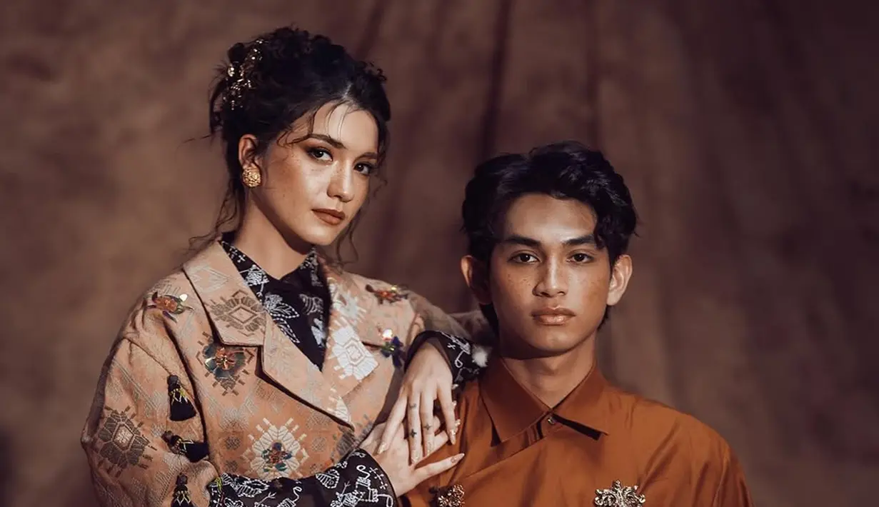 Rio Motret akui sulit memilih foto Cassandra Lee dan Ryuken Lie untuk diunggah di Instagram. Bernuansa cokelat, pasangan ini bikin terkesima. Cassandra Lee cantik dengan busana bercorak, sementara Ryuken Lie mengenakan busana polos. Diketahui pasangan muda ini mengenakan busana dari Mel Ahyar dan di-styling oleh fashion stylish Doley Tobing. (Liputan6.com/IG/@riomotret)