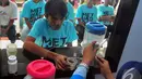 Dokter memberikan obat kumur kepada seorang warga binaan Lapas Narkotika Kelas IIA Jakarta saat memperingati Hari AIDS/HIV sedunia, Jakarta, Senin (1/12/2014). (Liputan6.com/Johan Tallo)