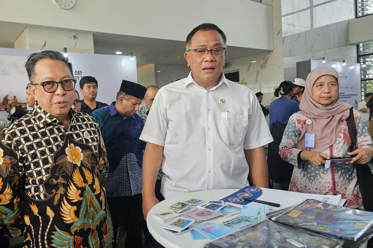 Menteri Lingkungan Hidup Jumhur Hidayat mengikuti kegiatan memperingati keanekaragaman hayati internasional, di UIII Depok