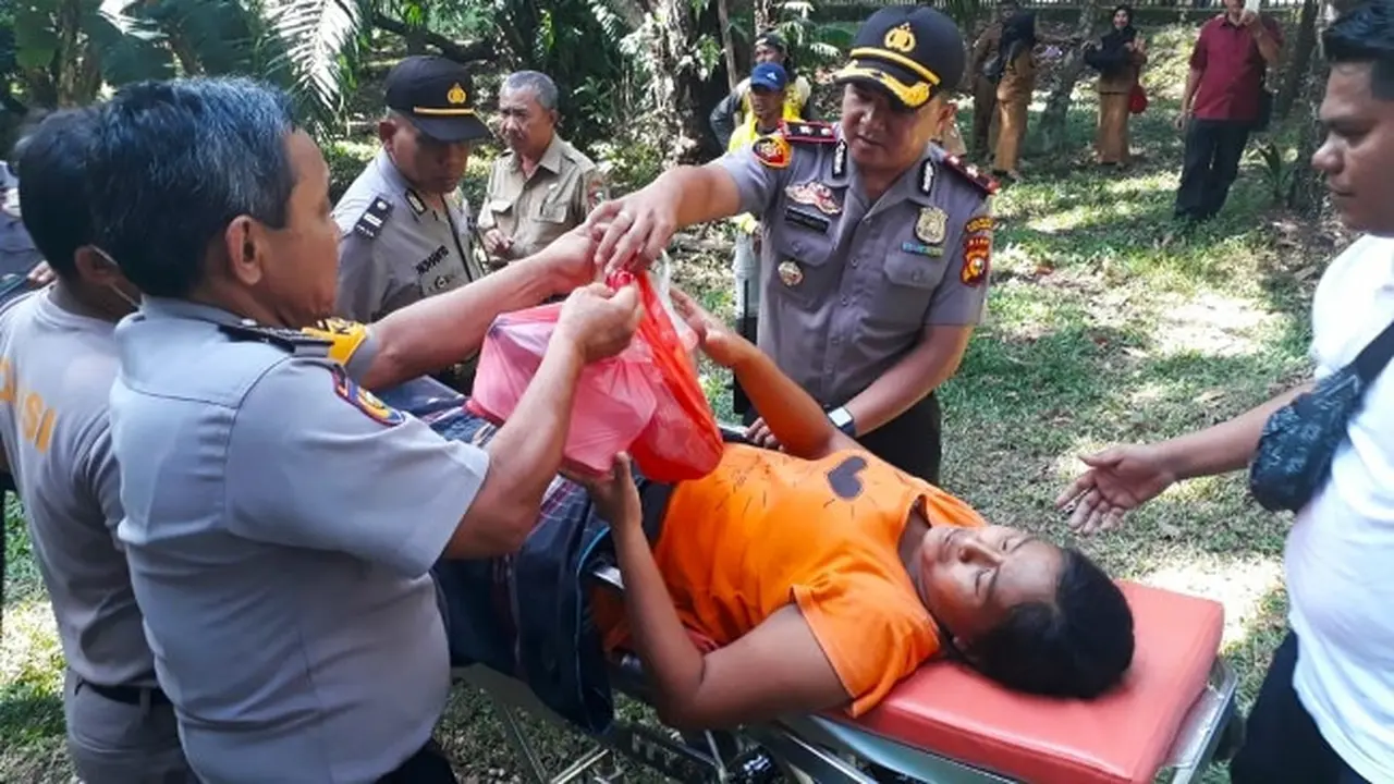 Polisi mengevakuasi tunawisma yang melahirkan bayi di gubuk taman hutan kota Pekanbaru.