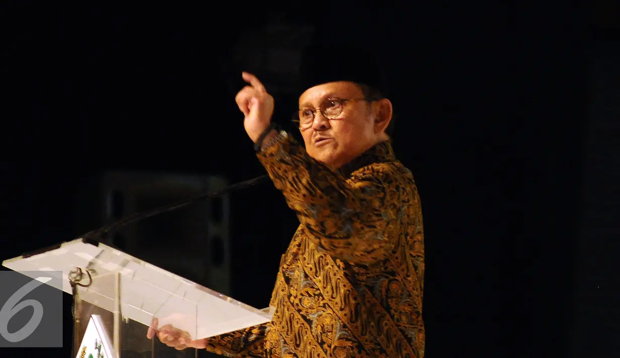  BJ Habibie memberikan sambutan saat pembukaan Rapimnas Partai Golkar 2016 di Jakarta, Sabtu (23/1/2016). Rapimnas digelar setelah Mahkamah Partai merekomendasikan penyelesaian konflik lewat Munas. (Liputan6.com/Helmi Fithriansyah)