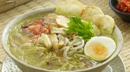 Soto Lamongan khas dari Jawa Timur ini merupakan Salah satu makanan daerah yang dicari oleh masyarakat bila berkunjung ke daerah Jawa Timur, bumbu yang kaya akan rempah ditambah dengan kerupuk membuat santapan anda makin sempurna. (Istimewa)