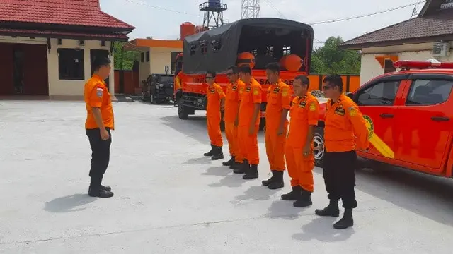 Petugas basarnas Pekanbaru sebelum berangkat mencari korban diduga diterkam buaya di Kabupaten Siak.
