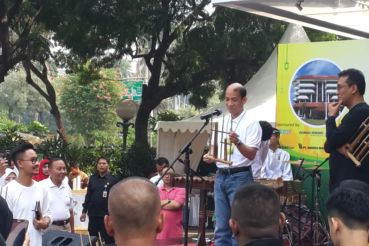 Arcandra Tahar bermain angklung (Foto: Wicak Liputan6.com)