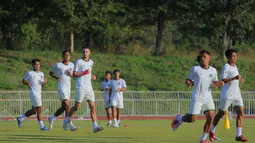 Mereka melakoni latihan resmi yang berlangsung di Rajamangala University of Technology Lanna Stadium, Doi Saket, Chiang Mai pada Minggu (07/12/2025) sore waktu setempat. Tampak dalam foto, pemain Tim Nasional (Timnas) Indonesia U-22 melakukan sesi latihan di Rajamangala University of Technology Lanna Stadium, Doi Saket, Chiang Mai pada Minggu (7/12/2025) sore waktu setempat. (Bola.com/Bagaskara Lazuardi)