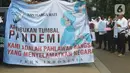 Massa dari Forum Komunikasi Nakes dan Non-Nakes Indonesia (FKHN Indonesia) membentangkan spanduk saat menggelar aksi di kawasan Patung Kuda, Jakarta Pusat, Kamis (22/9/2022). Mereka menuntut Presiden Joko Widodo (Jokowi) segera menerbitkan Peraturan Presiden (PP) khusus yang mengatur honorer nakes dan nonnakes bisa diangkat menjadi Aparatur Sipil Negara (ASN). (Liputan6.com/Herman Zakharia)