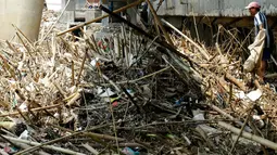 Pemulung mencari sampah plastik di sela-sela tumpukan sampah di aliran sungai Ciliwung tepat bawah fly over Kalibata, Jakarta, (16/11/2015). Pasca datangnya air kiriman dari Bogor, tumpukan sampah menumpuk di bawah jembatan. (Liputan6.com/Yoppy Renato)
