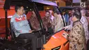 Presiden Joko Widodo mencoba pre-prototype Alat Mekanis Multiguna Pedesaan (AMMDes) Kiat Mahesa Wintor pada Indonesia International Motor Show 2018 yang diselenggarakan hingga 29 April di JIExpo, Jakarta, Kamis (19/4). (Liputan6.com/Helmi Fithriansyah)