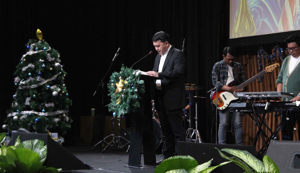 Acara diawali dengan ibadah Natal dan dilanjutkan perayaan kebersamaan dalam suasana khidmat dan reflektif sebagai momentum bersyukur atas perjalanan dan tantangan sepanjang tahun 2025. Tampak dalam foto, suasana doa bersama dan perayaan Natal 2025 Emtek Group di Studio News lantai 8, SCTV Tower, Senayan City, Jakarta, Jumat (19/12/2025) sore. (merdeka.com/magang/Rendi Saputra)