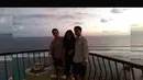 Di foto, latar pemandangan pantai yang indah di Bali itu memperlihatkan Ludwig bersama Jessica, dan salah satu pria bule lainnya. (twitter.com/LudwigEbgraf)