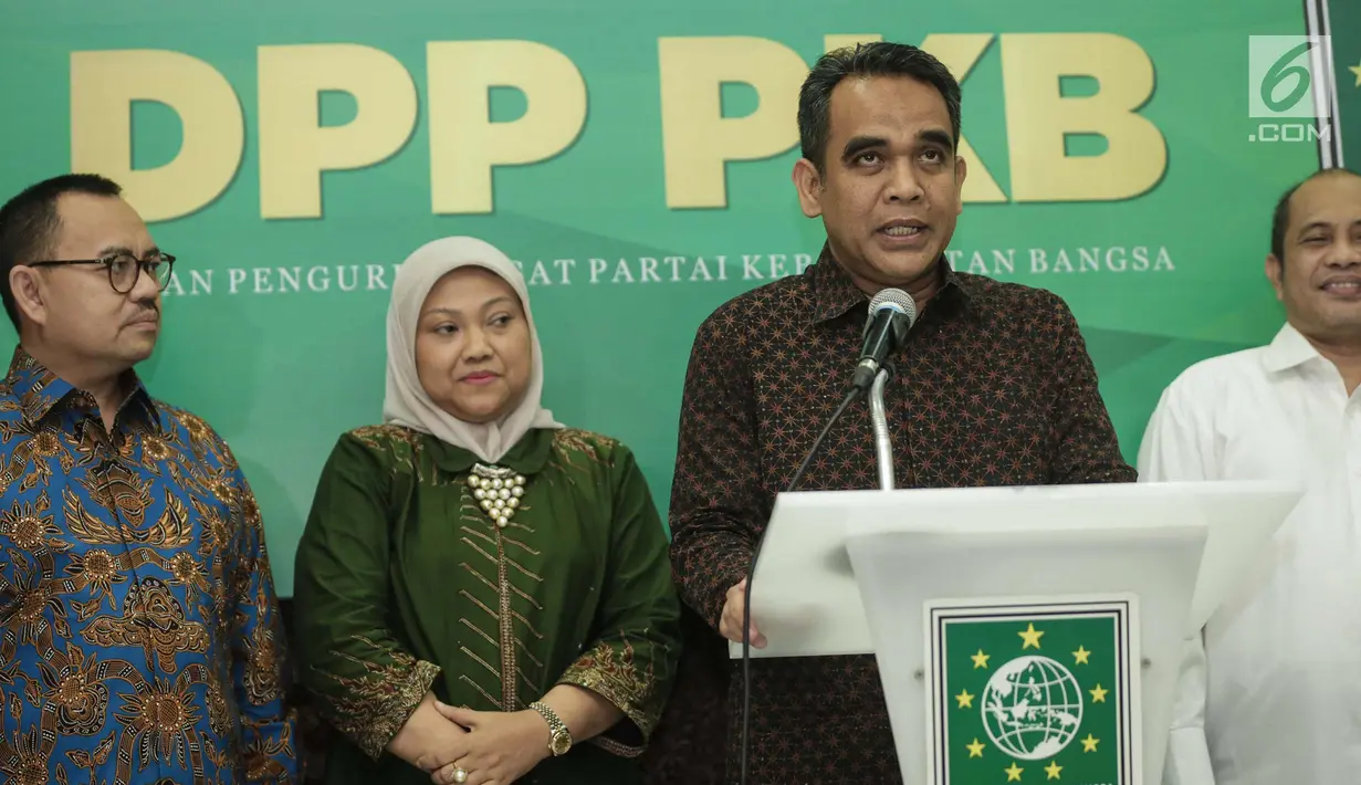 Sekjen Gerindra Ahmad Muzani memberikan dukungan kepada pasangan Bakal Cagub dan Cawagub Jawa Tengah, Sudirman Said dan Ida Fauziah saat acara deklarasi di Jakarta, Selasa (9/1). (Liputan6.com/Faizal Fanani)