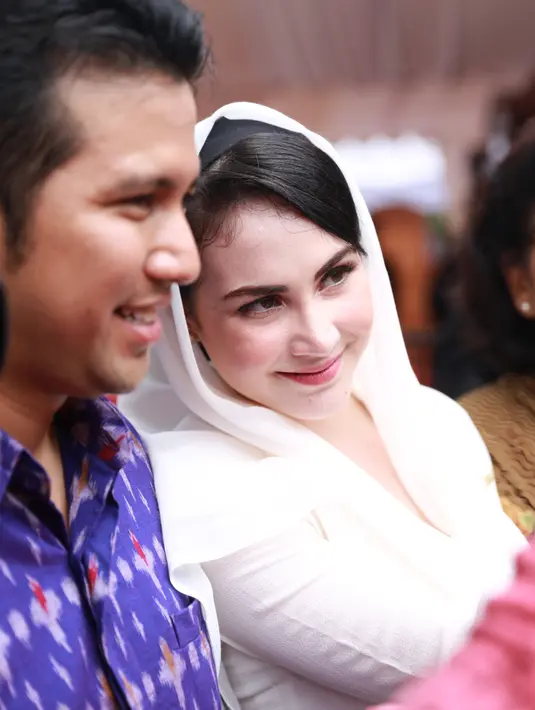 Akad nikah Kahiyang Ayu dan Bobby Nasution sendiri dilaksanakan pada pukul 09.00 WIB. Siang harinya, acara dilanjutkan resepsi pernikahan. (Adrian Putra/Bintang.com)