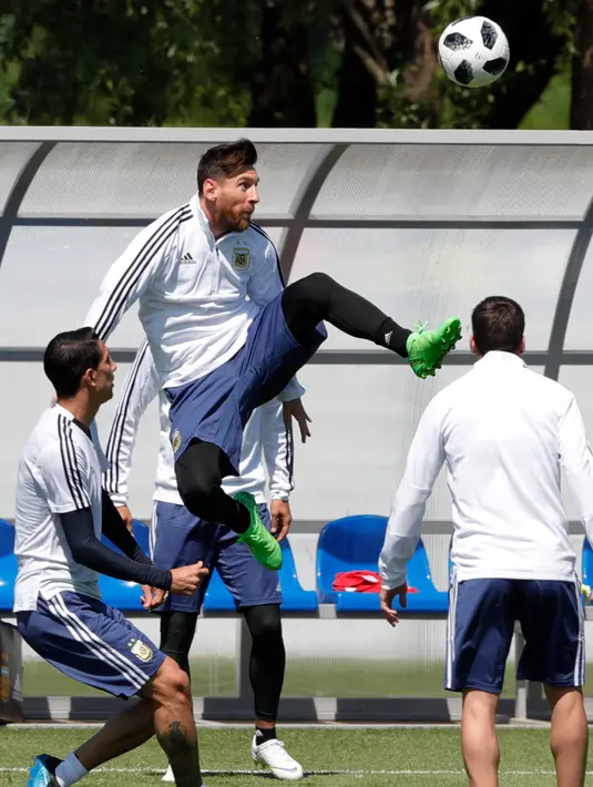 Penyerang Argentina, Lionel Messi berusaha mengontrol bola saat latihan di Bronnitsy, Rusia, (15/6). Argentina akan bertanding melawan Islandia pada grup D Piala Dunia 2018 di Spartak Stadium, Moskow.  (AP Photo / Ricardo Mazalan)