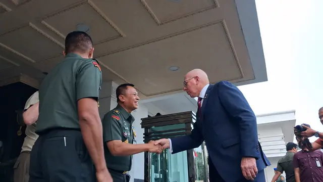 Menteri Pertahanan atau Menhan Sjafrie Sjamsoeddin menerima kunjungan Mantan Panglima Angkatan Bersenjata sekaligus mantan Gubernur Jenderal Australia Jenderal (Purn) David John Hurley AC CVO DSC.