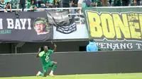 Penyerang Persebaya Surabaya, Flavio Silva, melakukan selebrasi setelah mencetak gol ke gawang Arema FC dalam lanjutan BRI Liga 1 2024/2025 di Stadion Gelora Bung Tomo, Surabaya, Sabtu (7/12/2024). (Bola.com/Aditya Wany)